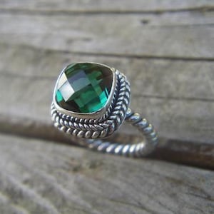 Hermoso anillo de amatista verde en plata de ley.