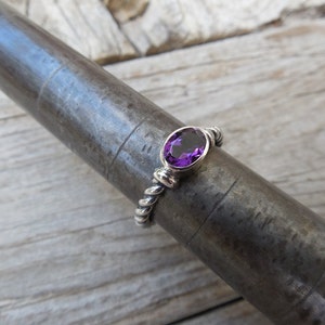 Hermoso anillo de amatista de color morado intenso hecho a mano en plata de primera ley 925