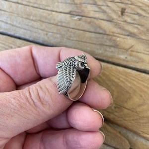 Hermoso anillo de búho en vuelo hecho a mano en plata de ley con hermoso detalle