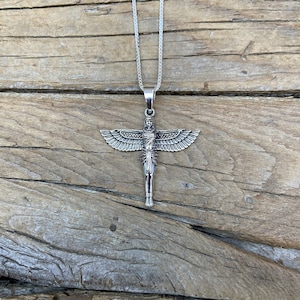Könnte beinhalten: Silberkette mit einem Anhänger, der eine geflügelte Göttin zeigt.