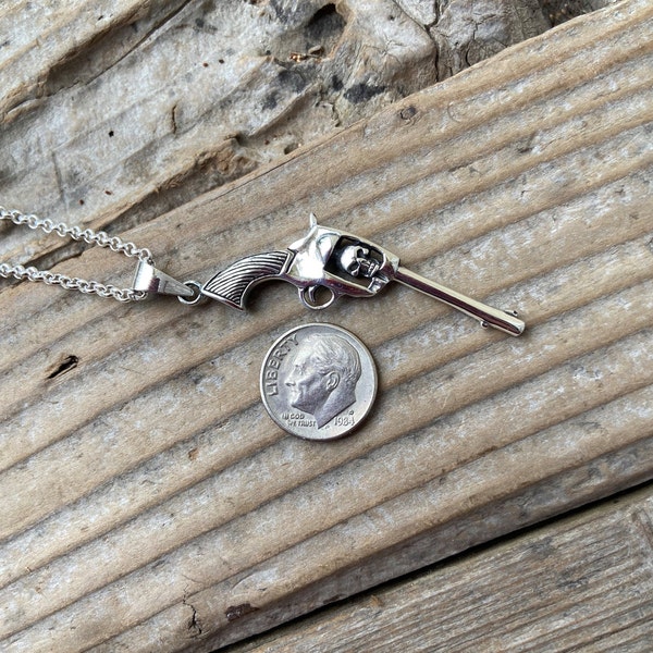 EN VENTE Collier revolver à deux faces fait à la main en argent sterling 925 avec une tête de mort pour un cylindre