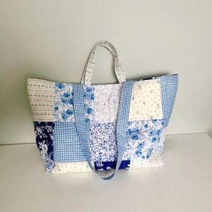 Große Patchwork Einkaufstasche - Blaue & weiße geblümte Schultertasche - Wiederverwendbare Markttasche, Reisetasche, Geschenk für Sie - Cottagecore