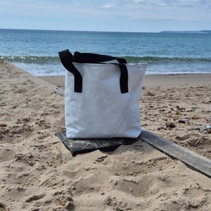 Upcycled Segeltuch Einkaufstasche | Weiße Schultertasche mit Reißverschlussfach