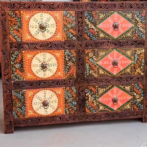 Puede incluir: Un letrero de madera rústica con el texto "Welcome to our home" en letras blancas. El letrero presenta un acabado envejecido y un diseño sencillo y acogedor.