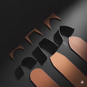 Puede incluir: Una variedad de formas decorativas de metal cobre y negro dispuestas sobre una superficie gris oscuro. Las formas incluyen diseños curvos, rectangulares y alargados, creando una composición moderna y abstracta. Las piezas de cobre tienen una superficie reflectante.