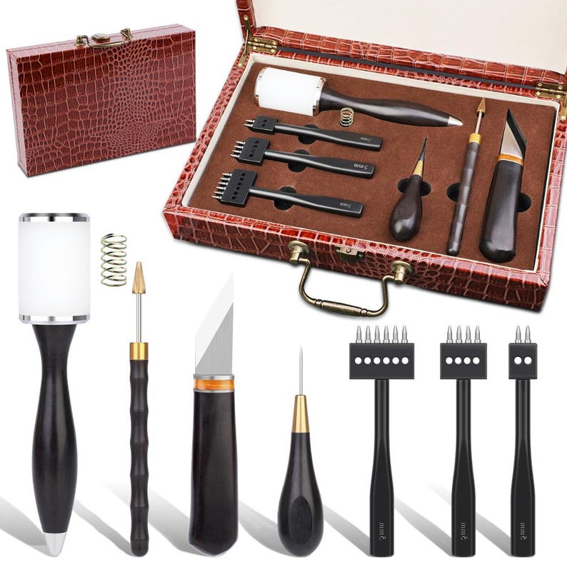 Pode incluir: Um conjunto de ferramentas para artesanato em couro com uma caixa de couro sint&eacute;tico castanha. O conjunto inclui v&aacute;rias ferramentas como um ma&ccedil;o, pun&ccedil;&otilde;es, uma faca e um sulcador de costura. As ferramentas t&ecirc;m cabos de madeira escura e detalhes prateados ou dourados. A caixa est&aacute; fechada.