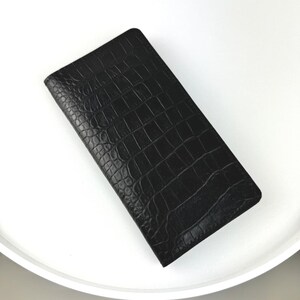 Cartera hombre cuero negro – Elegancia con textura cocodrilo, múltiples compartimentos y diseño sofisticado