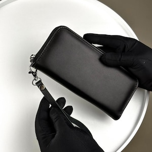 Cartera clutch cuero hombre – Diseño elegante, piel lisa negra y máxima organización en formato compacto