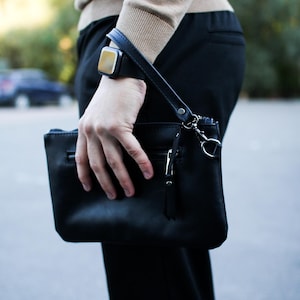 Clutch de cuero negro hombre – Estilo minimalista, diseño elegante y funcionalidad en un accesorio compacto