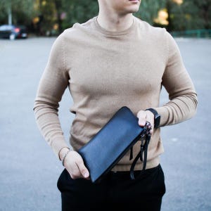 Clutch de cuero negro hombre – Estilo minimalista, diseño elegante y funcionalidad en un accesorio compacto