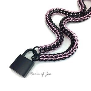 Chainmail onderdanige kraag zwart en roze met matzwart hangslot