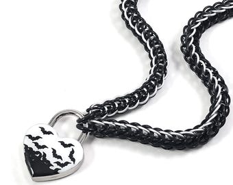 Collana con lucchetto gotico da giorno in maglia di maglia di pipistrello