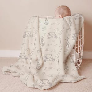 Charming vintage golf nursery decor set as a gender-neutral baby gift. Beige Vintage golf blanket, perfect gift for baby golfer.