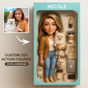 Könnte beinhalten: Eine benutzerdefinierte Spielzeug-Actionfigur einer Frau mit braunen Haaren und einer braunen Jacke, die einen kleinen weißen Hund hält. Die Figur befindet sich in einer blauen und weißen Schachtel mit dem Namen "NICOLE" auf der Oberseite. Die Schachtel enthält auch anderes Zubehör, wie Lippenstift, eine Kaffeetasse, ein Parfümfläschchen, einen Laptop und einen kleinen Hund.