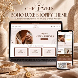 Może przedstawiać: Laptop i smartfon z motywem Chic Jewels Boho Luxe Shopify. Ekrany przedstawiają stronę internetową sklepu jubilerskiego z sekcjami nowości, kategorii i subskrypcji e-mail, utrzymaną w beżowo-brązowej kolorystyce.