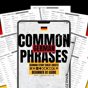 Pode incluir: Um tablet digital exibe "Common German Phrases" com uma bandeira alemã. A tela mostra folhas de dicas de estudo para iniciantes A1 em alemão. Uma caneta branca está à direita, com mais folhas de estudo ao fundo.