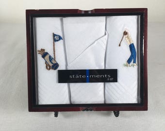 Drewniane pudełko z 3 Vtg męskimi białymi lnianymi chusteczkami z haftowanym motywem golfowym