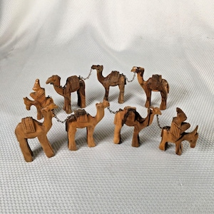 Lot de 8 chameaux et ânes vintage en bois sculptés à la main de 3&quot; de haut