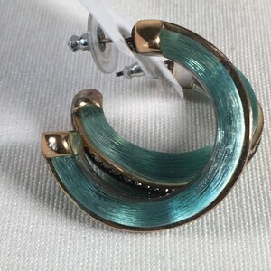 Pendientes de aro perforados vintage de lucita verde Brighton, tono dorado y diamantes de imitación. imagen 7