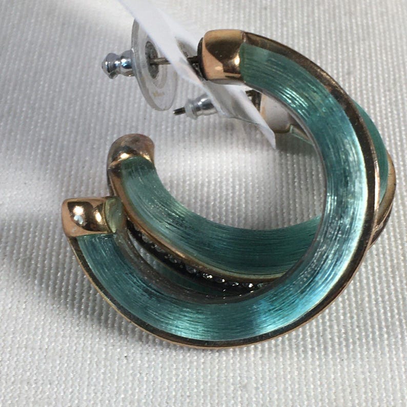 Pendientes de aro perforados vintage de lucita verde Brighton, tono dorado y diamantes de imitación. imagen 7