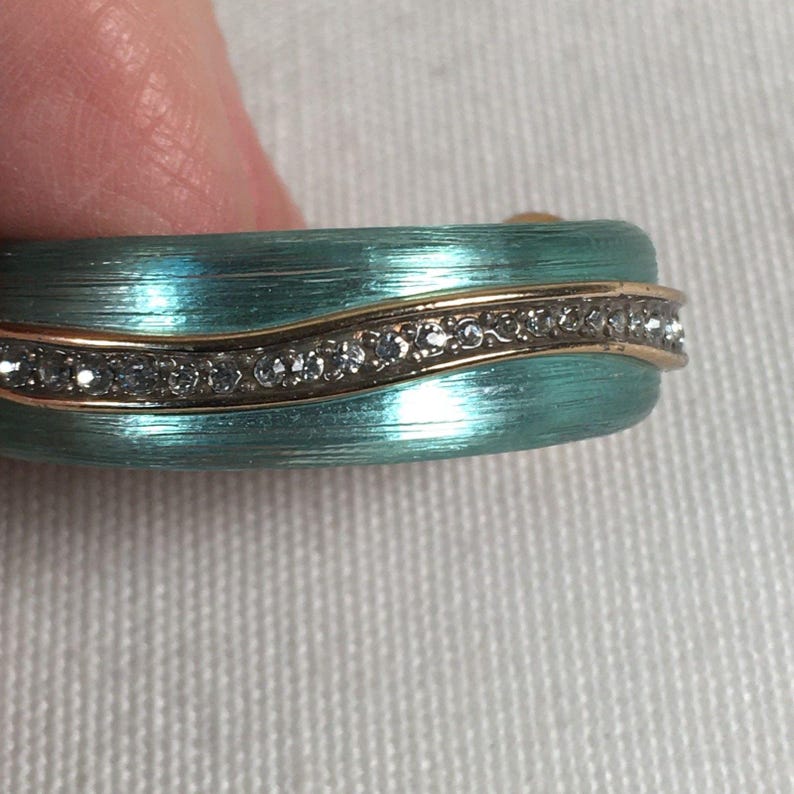 Pendientes de aro perforados vintage de lucita verde Brighton, tono dorado y diamantes de imitación. imagen 10