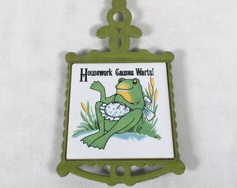 VTG gietijzeren onderzetter met keramische tegels kikker in schort - Huishoudelijk werk veroorzaakt wratten