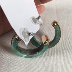 Pendientes de aro perforados vintage de lucita verde Brighton, tono dorado y diamantes de imitación. imagen 3