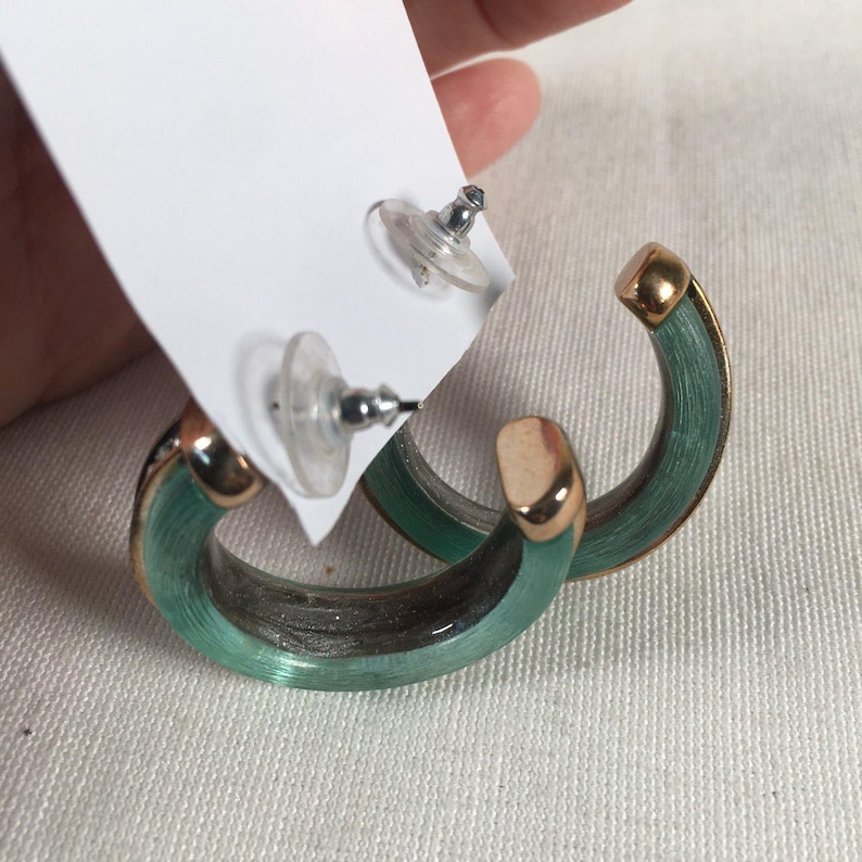Pendientes de aro perforados vintage de lucita verde Brighton, tono dorado y diamantes de imitación. imagen 3