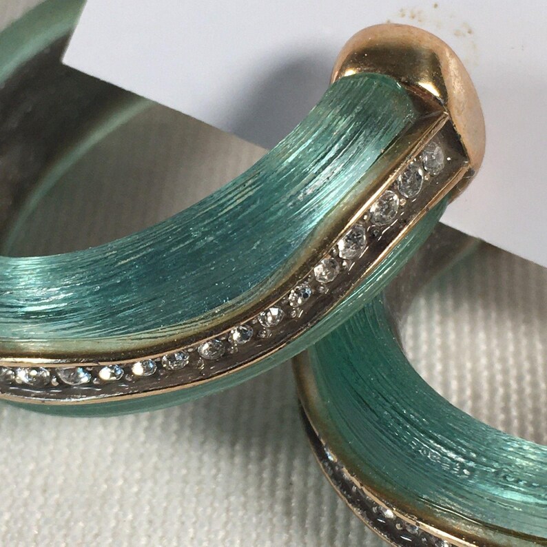 Pendientes de aro perforados vintage de lucita verde Brighton, tono dorado y diamantes de imitación. imagen 5