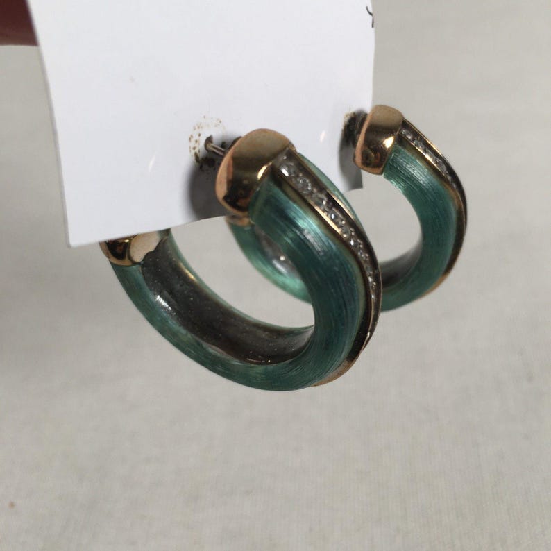 Pendientes de aro perforados vintage de lucita verde Brighton, tono dorado y diamantes de imitación. imagen 2