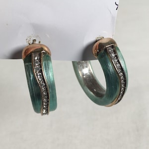 Pendientes de aro perforados vintage de lucita verde Brighton, tono dorado y diamantes de imitación. imagen 1