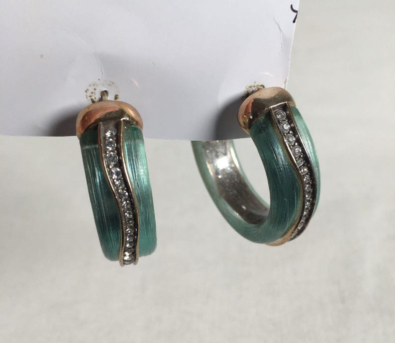 Pendientes de aro perforados vintage de lucita verde Brighton, tono dorado y diamantes de imitación. imagen 1