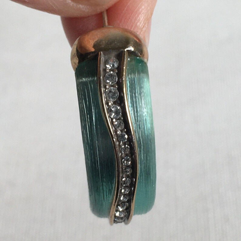 Pendientes de aro perforados vintage de lucita verde Brighton, tono dorado y diamantes de imitación. imagen 11