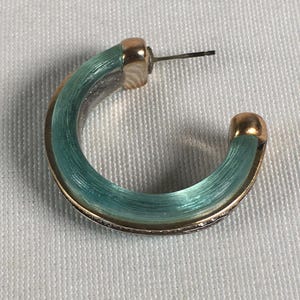 Pendientes de aro perforados vintage de lucita verde Brighton, tono dorado y diamantes de imitación. imagen 9