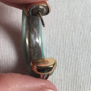 Pendientes de aro perforados vintage de lucita verde Brighton, tono dorado y diamantes de imitación. imagen 8