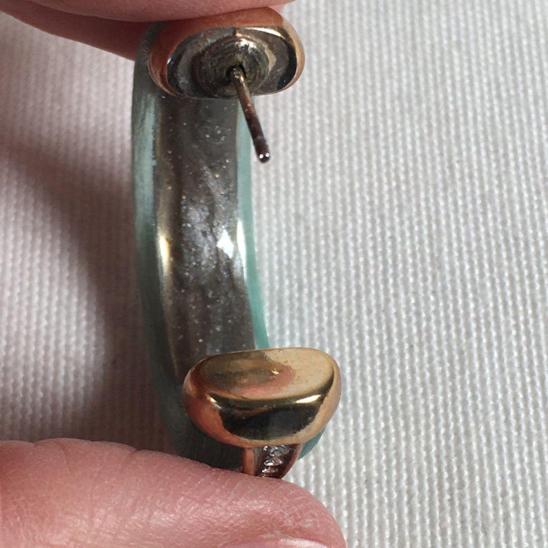 Pendientes de aro perforados vintage de lucita verde Brighton, tono dorado y diamantes de imitación. imagen 8