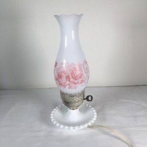 Può includere: Un set di tre ciotole in ceramica ad incastro di dimensioni graduate. Le ciotole sono bianche con una finitura maculata e strutturata e presentano un bordo leggermente svasato. La ciotola più grande misura circa 20 cm di diametro.