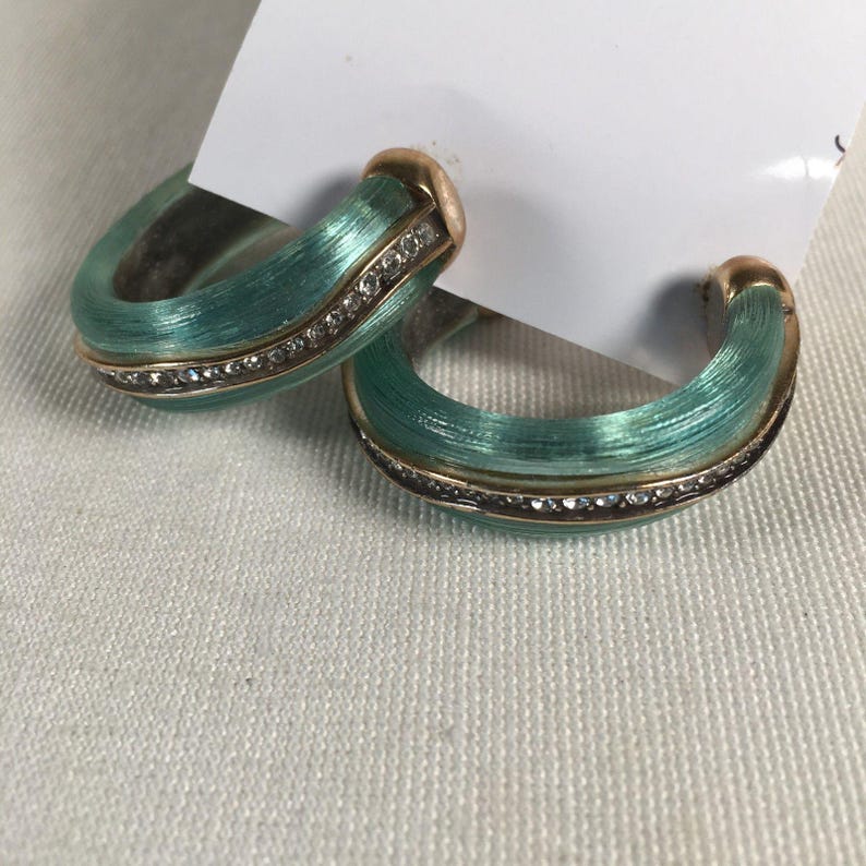 Pendientes de aro perforados vintage de lucita verde Brighton, tono dorado y diamantes de imitación. imagen 4