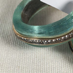 Pendientes de aro perforados vintage de lucita verde Brighton, tono dorado y diamantes de imitación. imagen 6