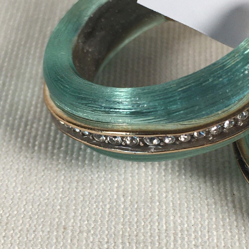 Pendientes de aro perforados vintage de lucita verde Brighton, tono dorado y diamantes de imitación. imagen 6