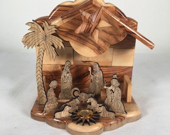 Träfigur med julkrubba, handskuren, tillverkad i Betlehem, 18 cm