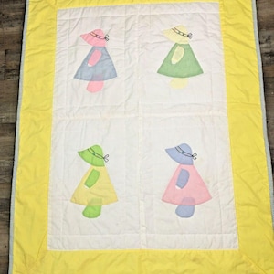 Vtg Sunbonnet Sue Quilted Blanket Crib Yellow Border Pastel Colors Folk Art