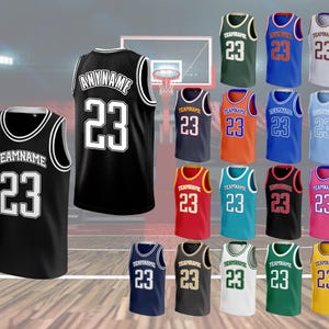 Op de afbeelding: Basketbalshirts in diverse kleuren, elk met het nummer 23. Eén zwart shirt toont "TEAMNAME" en een ander "ANYNAME". De shirts worden getoond tegen een achtergrond van een basketbalveld.