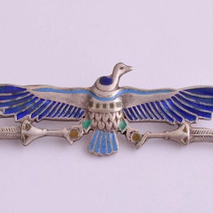 Spilla in argento smaltato stile revival egiziano vintage: accessorio per gioielli con simbolo antico delle ali di Horus