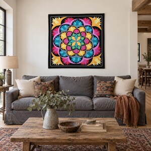 Tapiz de pared con mandala de loto, flor de estrella rosa, turquesa y amarilla sobre fondo negro, aplique Khayamiya cosido a mano, decoración de pared estilo boho para sala de estar.