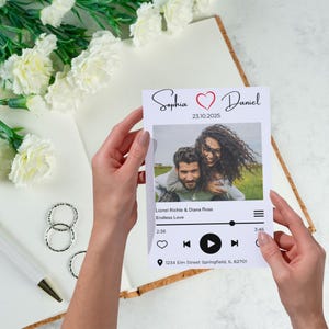Invito per lettore musicale personalizzato Download digitale Playlist musicale personalizzata Invito fotografico per coppie di sposi Invito digitale con stampa moderna