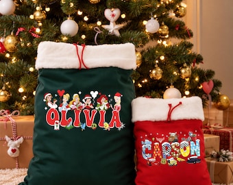 Pode incluir: Um saco grande de tecido verde-escuro e um saco menor de tecido vermelho, ambos com acabamento em pele sintética branca e fechos de cordão vermelhos. O saco verde exibe o nome OLIVIA com gráficos de princesas Disney, enquanto o saco vermelho exibe o nome CARSON com gráficos de personagens do filme Carros.