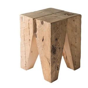 Könnte beinhalten: Ein rustikaler Holzhocker mit quadratischer Oberseite und vier Beinen. Der Hocker ist aus Naturholz in hellbrauner Farbe und hat eine raue, unfertige Textur.