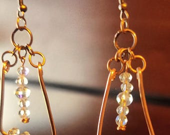 Orecchini pendenti in rame con perline trasparenti - fatti a mano
