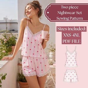 Könnte beinhalten: Ein zweiteiliges Nachtwäsche-Set-Schnittmuster. Das rosa-weiß gestreifte Pyjama-Set hat rote Herzen und Spitzenbesatz. Das Bild enthält den Text "Two piece Nightwear Set Sewing Pattern" und "Sizes included: XXS-4XL PDF FILE". Größen: XXS-4XL.